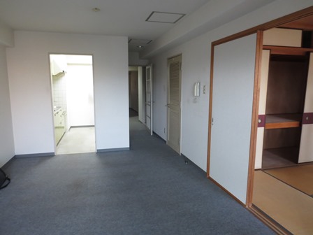改修前の住戸。カーペット敷きの床はフローリングに換装。同時に段差解消のため二重床も採用する