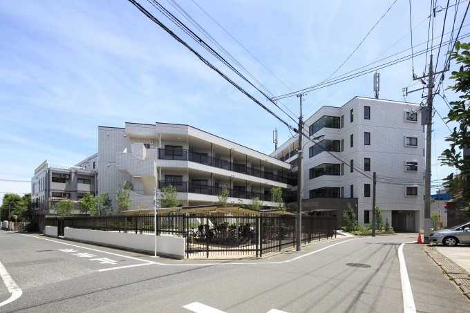 「ステラレジデンス氷川台」外観。安全・安心面に配慮し、周囲に柵を設けた