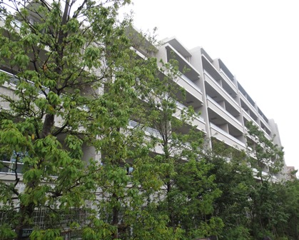 「ライオンズ港北ニュータウンローレルコート」外観。敷地周囲にふんだんに植栽が施され、敷地内の緑化率は30%に達する