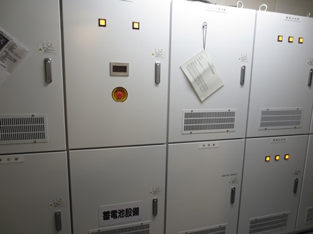 蓄電池は、44Kwhという大容量で、25Kwのソーラーパネルで発電した電力を蓄えることで、井戸水の揚水や散水、ビオトープの循環などに用いる。非常時はエレベータを11時間稼働できるほか、WiFiや井戸水などライフラインを確保する