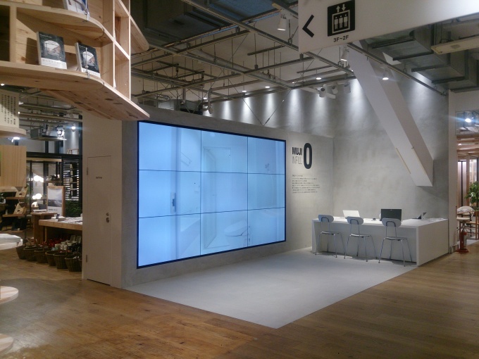 「INFILL0」の提案コーナー。デジタルサイネージでの案内も行なう