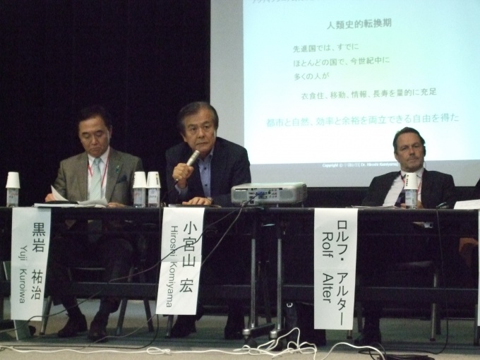「アクティブシニア」、「プラチナ構想ネットワーク」などをキーワードに講演した小宮山氏