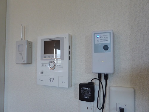「施錠見守り防犯システム」。窓や玄関ドアの無施錠状態を警告音や赤、黄色のLEDで知らせてくれる