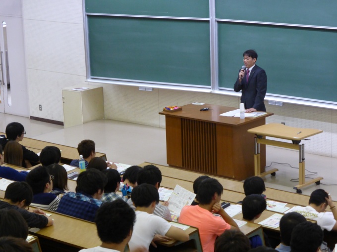 学生に不動産業の魅力を解説する奥山氏