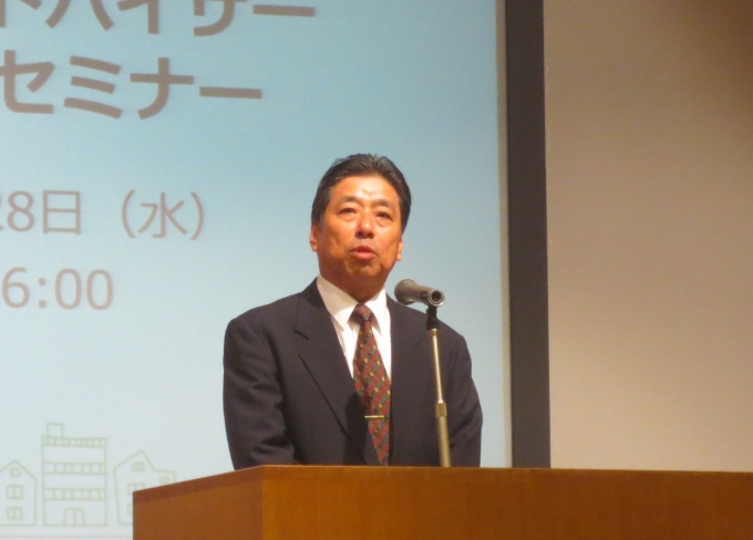 「ハウスメーカーの営業職の方等に多く登録いただいている。今回セミナーを業務の参考にしてほしい」などと話す八野会長