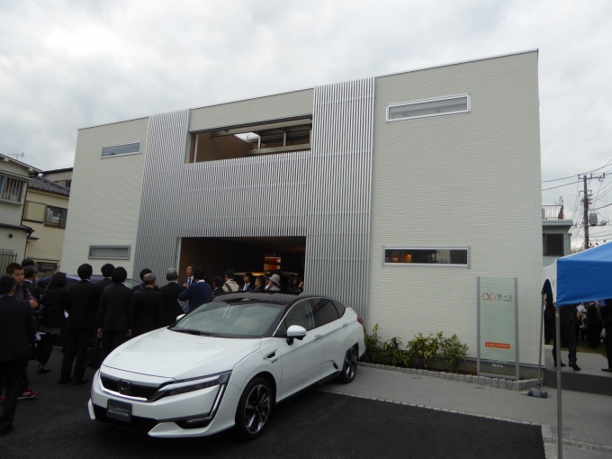 「次世代レジリエンスホーム『家+X』Powerew by Honda」。手前にある自動車がホンダが開発中のFCV