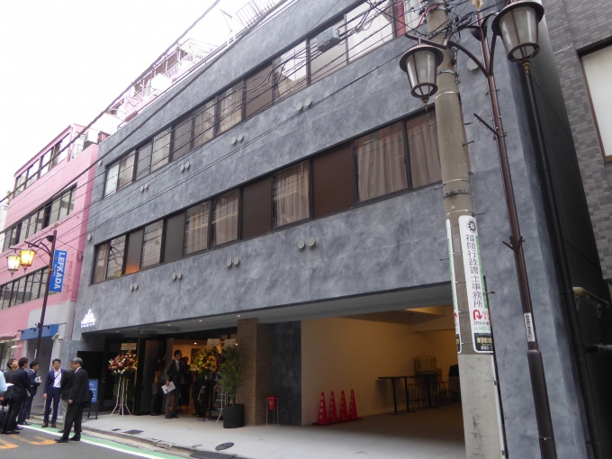 「IMANO TOKYO HOSTEL」外観。築40年の事務所ビルを改装した
