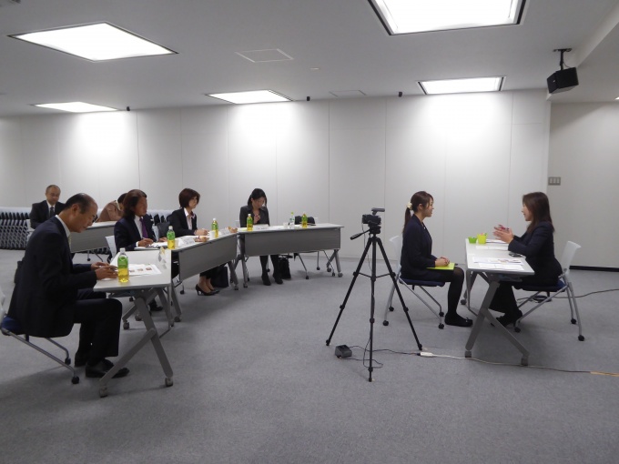 首都圏大会本選の様子。客役のスタッフが共通の質問事項を参加者にぶつけることで、それぞれの個性をジャッジしている