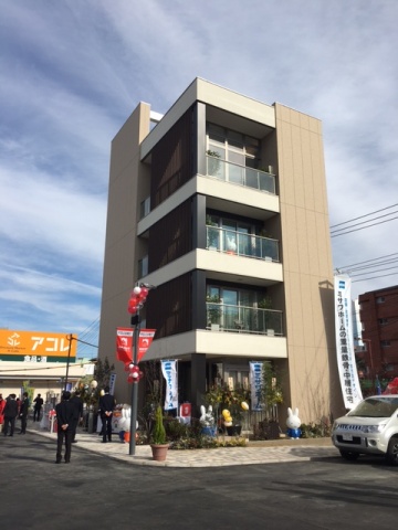 新オープンした5階建てモデルハウスの外観