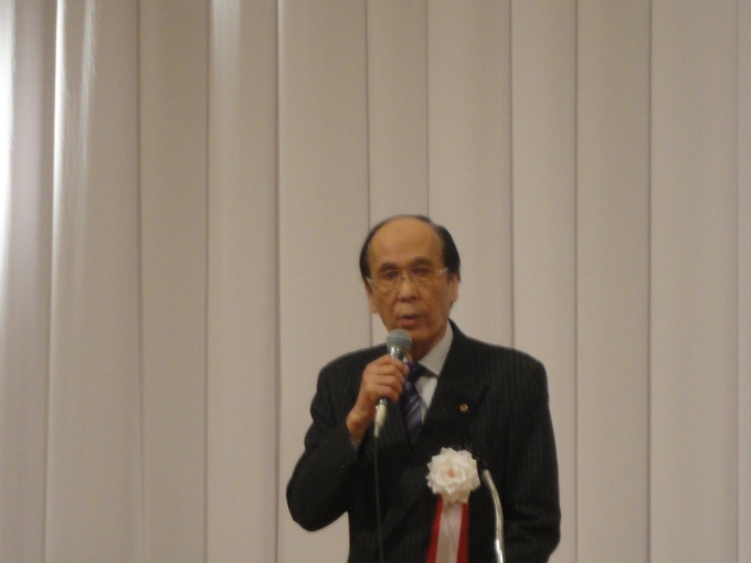 「今後、活力ある経済社会実現の牽引役として会員皆さまが成長と発展されることを当法人としての責務として、しっかり役目を果たし続けていきたい」と述べる、日下会長