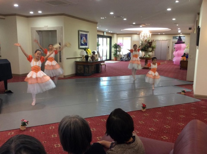 マンション1階にあるバレエ教室に通う子供たちが、高齢者の前で踊りをお披露目することも