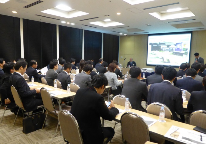 三井デザインテック(株)の大川貴史氏が、同社が実施した調査した「オフィスワーカー調査2015」の結果について解説。出席者は皆真剣に耳を傾けた