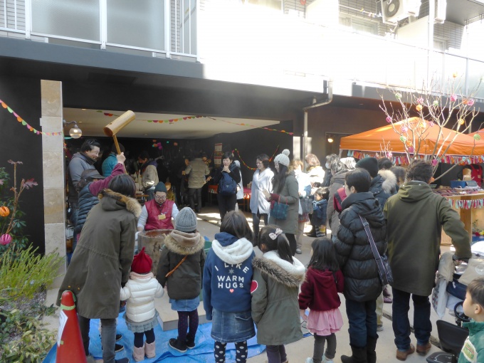 オープニングイベントには地元を中心に数々の店舗が出店。もちつきも開催し、多くの人でにぎわった