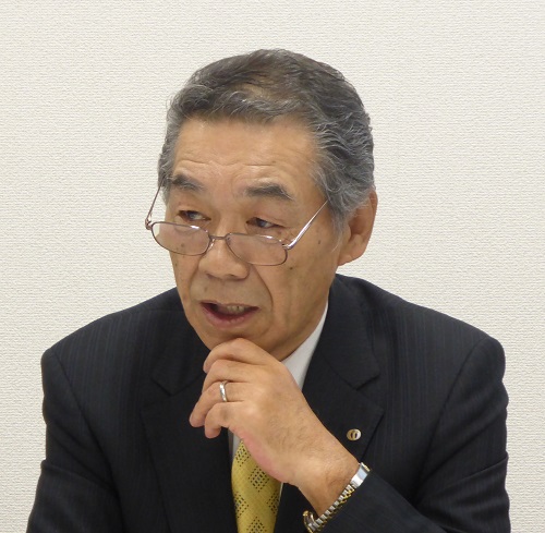 「より専門性を持ったマーケティング、潜在需要の掘り起こしができる人材が求められている」などと語る岡田会長