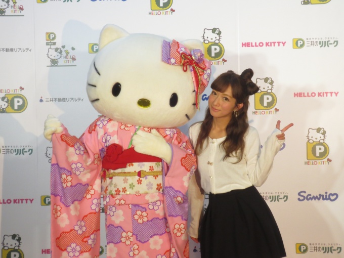 28日のオープニングセレモニーには、和服姿の「ハローキティ」とキティちゃんの大ファンというタレントの辻 希美さんが参加。辻さんは「最近の時間貸し駐車場はセキュリティもしっかりしていて、明るくて停めやすく、子を持つ親として安心して利用できる。ハローキティのサインはすぐ目に入ると思う」などと話した