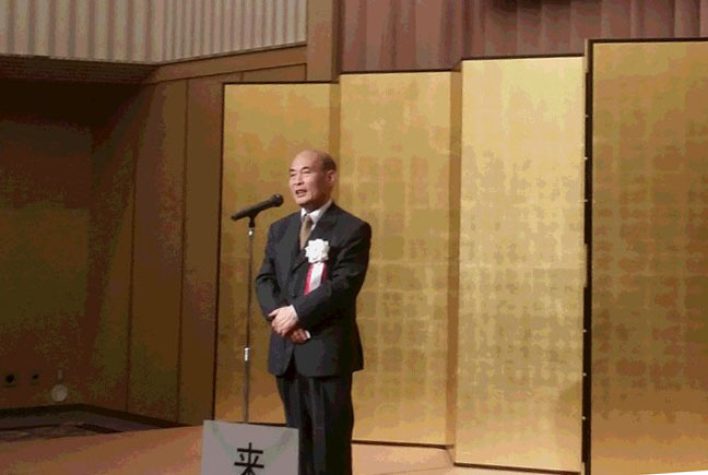 「今後のより良いまちづくりを目指し、会員と共に精一杯頑張っていきたい」と力強く挨拶する中村本部長