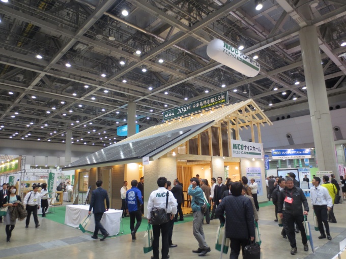会場では、実大の木造住宅や木造建築物のモックアップなどが並び、耐震性や省エネ性、環境性に優れた木造建築物をアピール