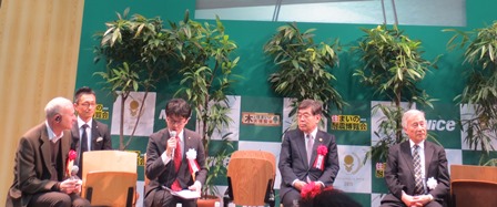 「木の住まいの大博覧会」初開催を記念したトークセッションイベントでは、林野庁長官の今井 敏氏(写真右から2番目)と東京大学名誉教授の有馬孝禮氏(写真一番右)が、木造建築物の可能性について意見を交わした。両氏とも、木の良さを前面に押し出した新国立競技場と東京オリンピックを「世界に木の良さをアピールする絶好の機会」と語った