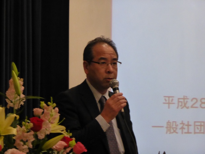「ビルにおける低炭素対策推進にはビルの管理会社、テナントの協力が不可欠」と、業界全体での取り組みの必要性にも触れつつ挨拶する同協会地球環境委員長の碓氷氏