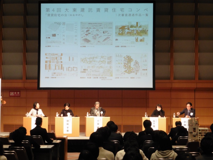 入賞作品を決める公開審査の様子