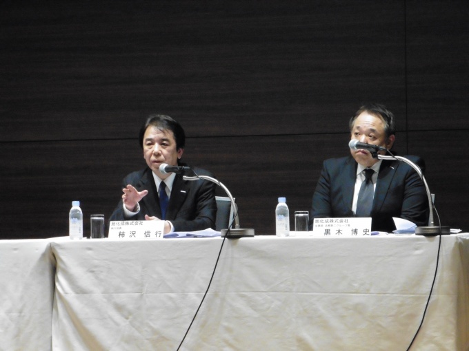 データ流用の経緯について説明する柿沢氏(写真左)
