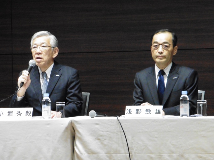 会見で質問に答える小堀新社長(写真左)と浅野現社長(同右)