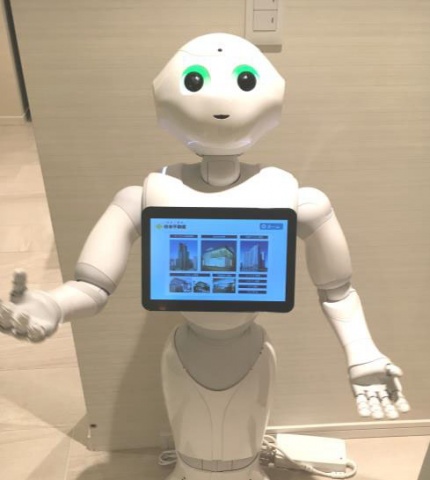 モデルハウスでおもてなしをする「Pepper」