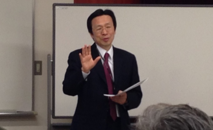 総会で、「金融政策と不動産市場に関する研究をさらに進めていく」と力強く述べる川口JAREFE会長