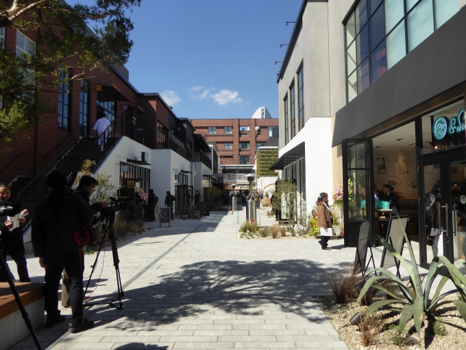 倉庫街の街路をイメージしたオープン型商業施設