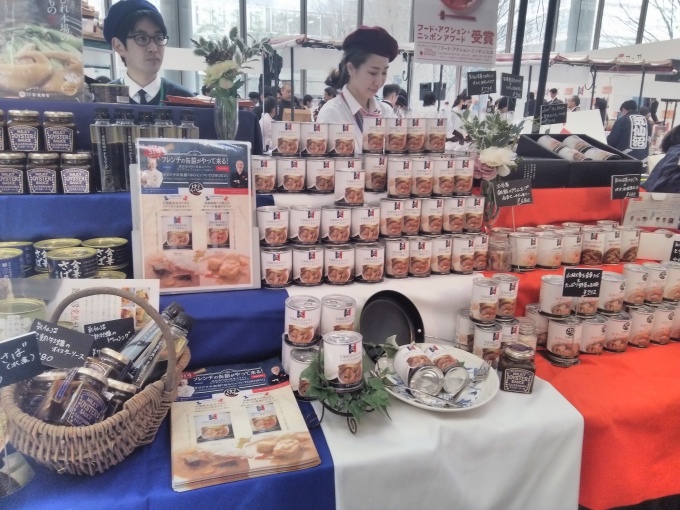 丸の内マルシェ×みやぎがコラボした「食ベル・デ・ミヤギ」の即売コーナーでもオリジナル缶詰の販売を行なう
