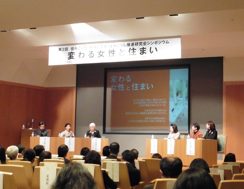シンポジウムの様子。265名が参加して盛況