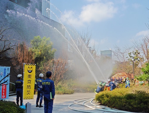 新宿消防署による一斉放水