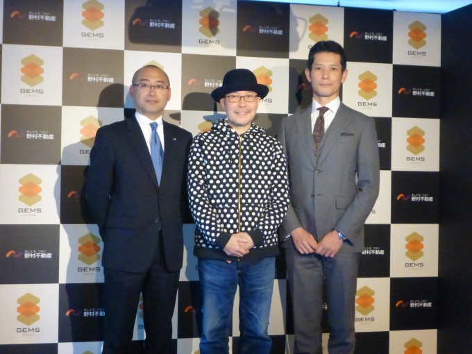 右から同社都市開発事業本部副本部長常務執行役員の片山優臣氏、漫画家の久住昌之氏、同社都市開発事業本部商業施設事業部長の中野康光氏