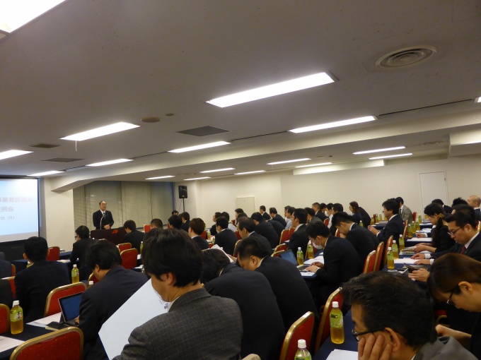 第3回定例会の様子。定員の約100名が参加した
