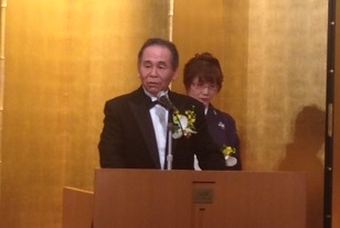 来賓の祝辞に御礼を述べる風祭氏