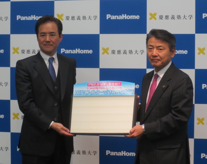 住宅の換気システムによるPM2.5除去に関する性能実証の産学共同研究は日本初。(写真左)井上教授、(同右)藤井社長