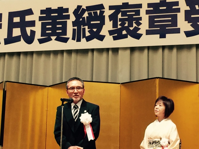 「今後とも業界のさらなる発展のために努力し邁進していきたい」と挨拶する安部 宏氏(写真左)