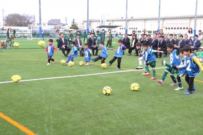 「綿半フットボールパーク FUTSAL POINT 塩尻」の完成記念式典の様子