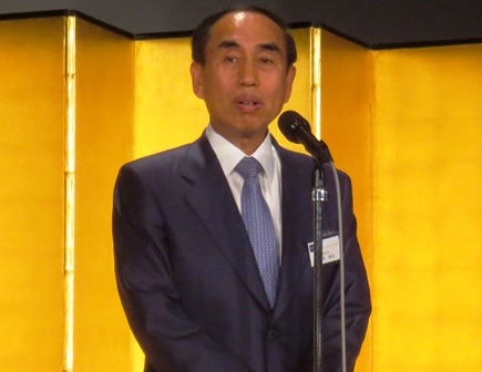 「この会社を後世に渡すため、今後の発展のため、一層経営にまい進したい」と謝辞を述べる田中社長