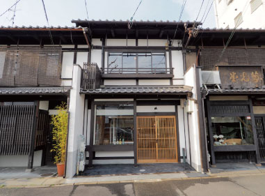 再生した町家。1階は日本酒バル、2階は簡易宿所として若手起業家が運営する