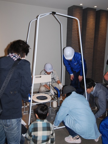 防災倉庫に備蓄されている仮設トイレの組み立て訓練を実施。着座体験も併せて行なわれた