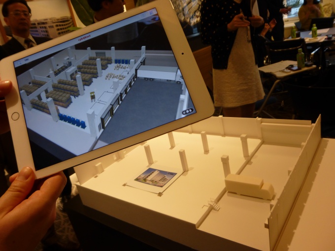 倉庫内のカット模型にAR(拡張現実)技術を応用し、iPadで倉庫利用事例を見ることができる