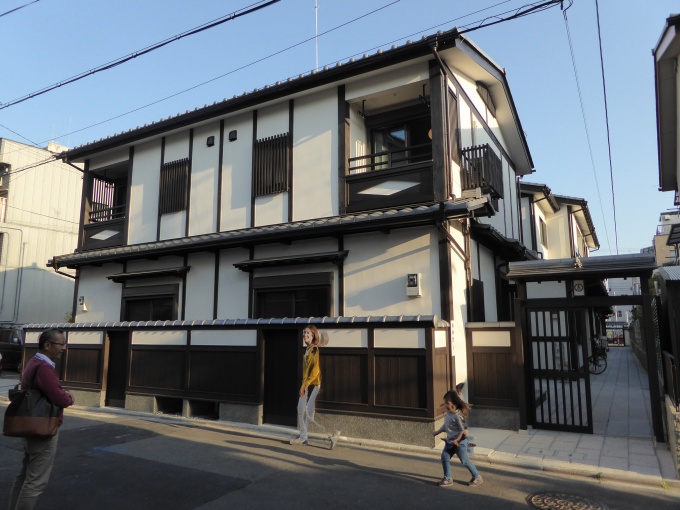 「ゑびす小路」の外観。手前に見える建物が今回竣工した建物(夷川通りから見て)