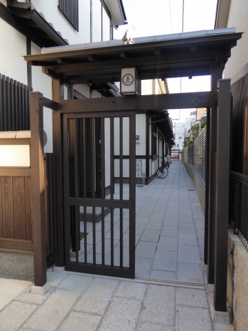 敷地内には幅員2mの路地を石畳で整備