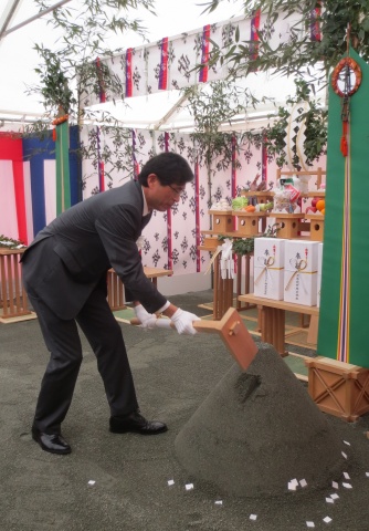 地鎮祭で斎鍬(いみくわ)をする田島常務
