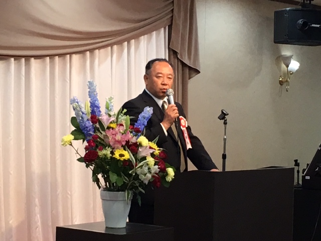 「今年度は宅建試験会場の拡大を行なっていく」と述べる山田支部長