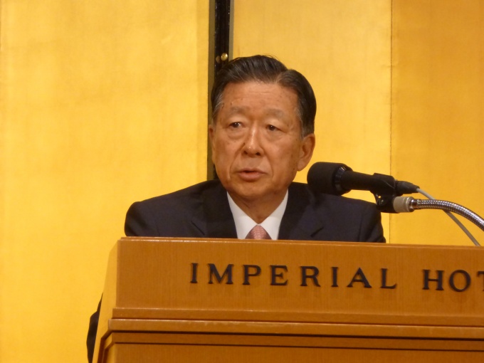 「JREIT15周年を念頭に置き、資産規模30兆円に向け、基盤整備を進めていく」と述べる同協会会長の岩沙弘道氏