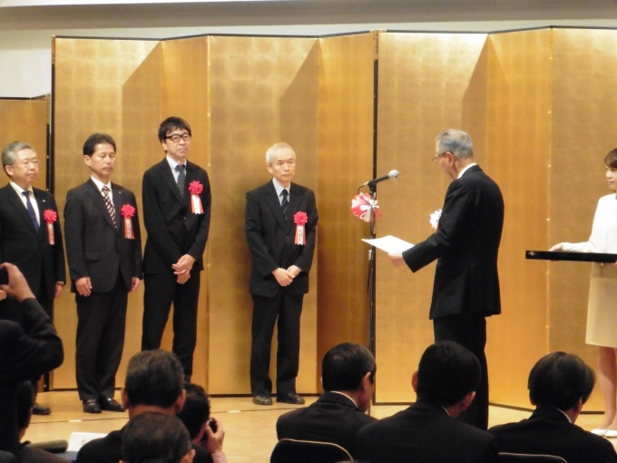 山内会長から各受賞者に表彰状が手渡された