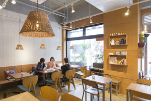 1階店舗区画には地域の憩いの場となるカフェが入った