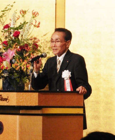 「前会長の方針を承継しながら、私らしさも加味して任期を全うしたい」と力強く挨拶する貝川新会長